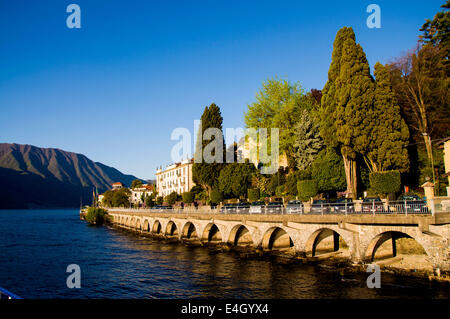 In der Nähe von Tremezzo am Comer See Italien Cadenabbia. Einen morgendlichen Blick aus Autofähre nach Bellagio Stockfoto