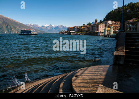 Eine Fähre, die Ankunft auf der Anklagebank im Bellagio am Comer See Italien Stockfoto