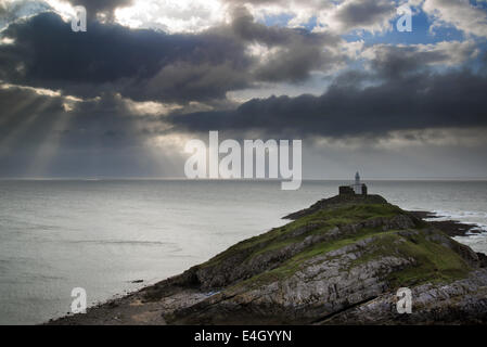 Leuchtturm auf der Landzunge mit Sonnenstrahlen über Meer Landschaft Stockfoto