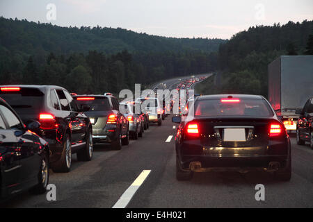 Stau auf der deutschen Autobahn bei Nacht Stockfoto