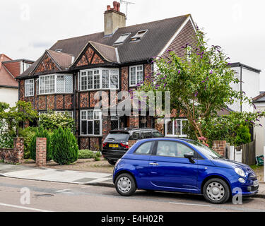 Attraktive englische Doppelhäuser mit Ziegeldach und dekorativen BrickworkTwickenham, größere London, UK Stockfoto