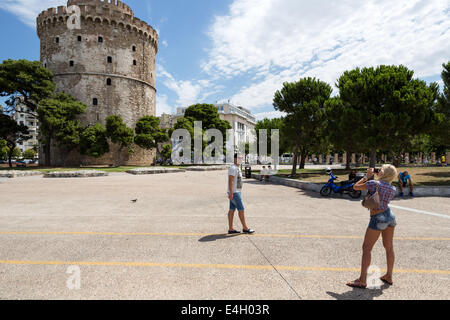 Thessaloniki, Griechenland. 11. Juli 2014. Ein Tourist nimmt Fotos von Wahrzeichen der Stadt, der weiße Turm, an der Küste von Thessaloniki, Griechenland. Die Vereinigung der griechischen Tourismus Unternehmen (SETE) stieg seine Schätzung für internationalen Touristenankünfte in 2014 auf 19 Millionen von 18,5 Millionen im Vorjahr. Thessaloniki, Griechenland am 11. Juli 2014. Bildnachweis: Konstantinos Tsakalidis/Alamy Live-Nachrichten Stockfoto