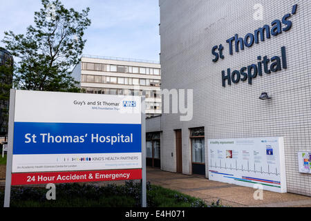 A St St. Saint Thomas' Thomas Thomas Krankenhaus Zeichen und Seite des Hauptgebäudes, London, UK Stockfoto