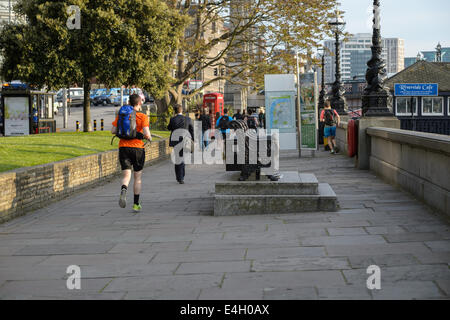 Ein Jogger Jogger läuft laufen laufen nach Hause von der Arbeit an der Promenade am Südufer der Themse, Lambeth, London, UK Stockfoto