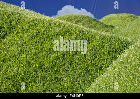 Abschnitt der Rasen Skulptur von Tony Smith auf RHS Hampton Court Flower Show 2014 Stockfoto