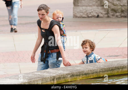 Birmingham, Vereinigtes Königreich. 11. Juli 2014. Menschen genießen heißen Wetter und Sonnenschein in den West Midlands. Bildnachweis: Graham M. Lawrence/Alamy Live-Nachrichten. Stockfoto