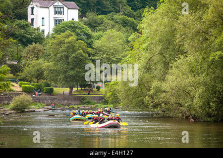 Water rafting auf dem Fluss Dee, Llangollen, North Wales, UK Stockfoto