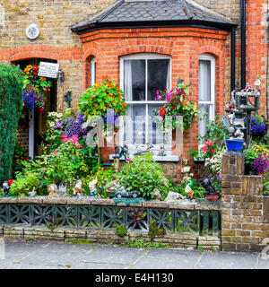 Ungewhnliche, lustige, skurrile Vorgarten mit amsanten Ornamente und  Topfpflanzen in Twickenham, grere London, UK Stockfotografie - Alamy