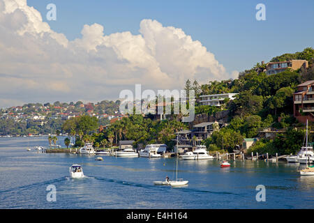 Cabin-Cruiser vertäut am privaten Stegen vor den Häusern im nahen Hafen in Sydney, New South Wales, Australien. Stockfoto