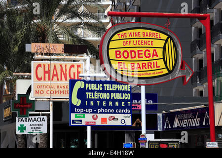 Pubs und Bars in Benidorm Resort, Costa Blanca, Provinz Valencia, Spanien, Europa Stockfoto