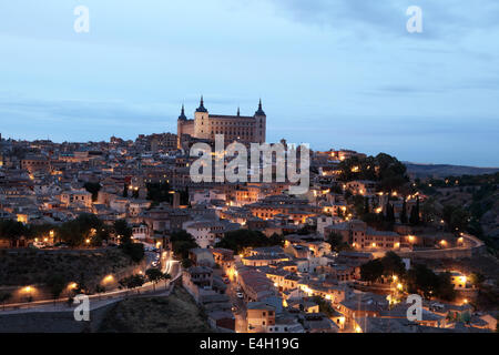 Alte Stadt von Toledo nachts beleuchtet. Kastilien-La Mancha, Spanien Stockfoto