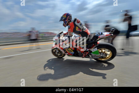 Hohenstein-Ernstthal, Deutschland. 11. Juli 2014. Deutsche Stefan Bradl von LCR Honda Team während des Grand Prix Motorrad-WM-Trainings auf dem Sachsenring in Hohenstein-Ernstthal, Deutschland, 11. Juli 2014. Foto: Hendrik Schmidt/Dpa/Alamy Live News Stockfoto