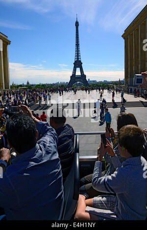 Eiffelturm Tour Bus Paris Frankreich Europa FR Leuchtenstadt Gustav Stockfoto