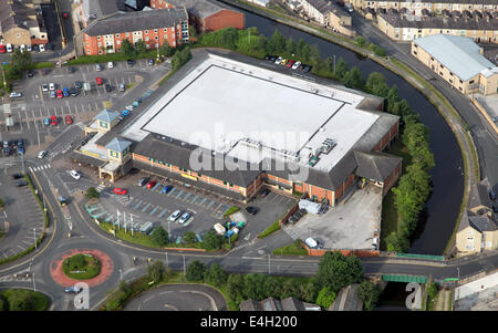 Luftaufnahme von Safeway-Supermarkt in Nelson, Lancashire, UK Stockfoto