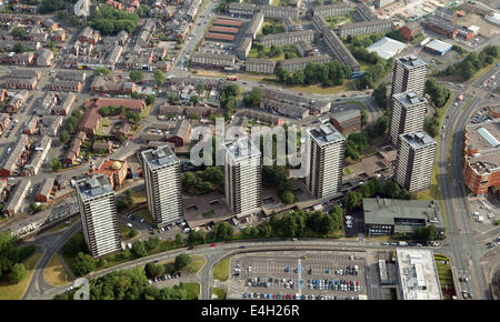 Luftaufnahme der berühmten Seven Sisters Tower Blocks oder College Bank Wohnungen, im Zentrum von Rochdale, Lancashire Stockfoto