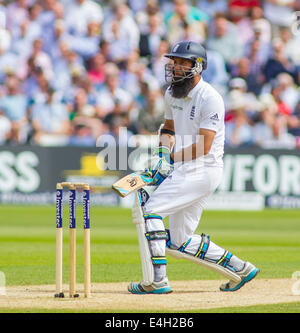 Nottingham, UK. 11. Juli 2014. Moeen Ali von England während Tag drei des das erste Testspiel zwischen England V Indien bei Trent Bridge Ground, am 11. Juli 2014 in Nottingham, England. Bildnachweis: Mitchell Gunn/ESPA/Alamy Live-Nachrichten Stockfoto