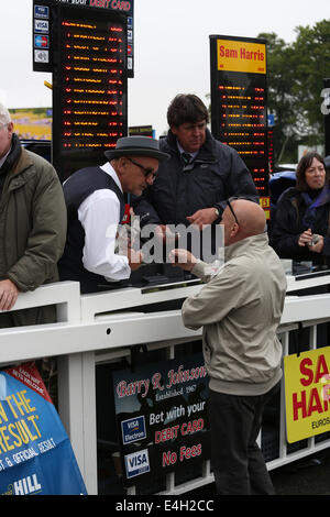 Newmarket, Großbritannien. 11. Juli 2014. Moet &amp; Chandon Juli Festival QUIPCO Gentlemans Tag. Börsenspekulanten und Buchmacher in Newmarket July Festival. Bildnachweis: Aktion Plus Sport/Alamy Live-Nachrichten Stockfoto