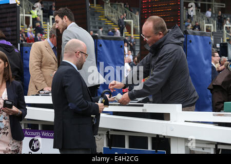 Newmarket, Großbritannien. 11. Juli 2014. Moet &amp; Chandon Juli Festival QUIPCO Gentlemans Tag. Börsenspekulanten und Buchmacher in Newmarket July Festival. Bildnachweis: Aktion Plus Sport/Alamy Live-Nachrichten Stockfoto