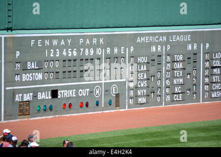 Blick auf das Green Monster während eines Spiels der Major League Baseball im Fenway Park in Boston. Stockfoto