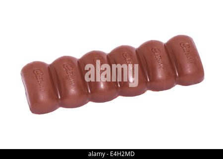 Eine neue Form Bar von Cadbury Dairy Milk chocolate auf weißem Hintergrund Stockfoto