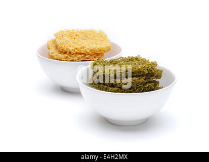 Instant-getrocknete Nudeln in weißen Schalen isoliert auf weißem Hintergrund Stockfoto