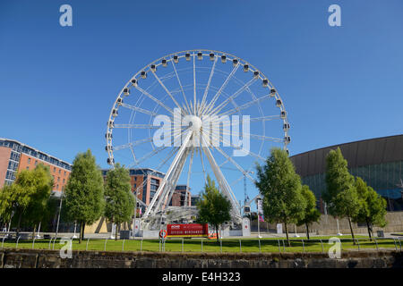 Liverpool-Auge in Kings Dock Liverpool neben dem Echo Arena und Convention Centre. Stockfoto