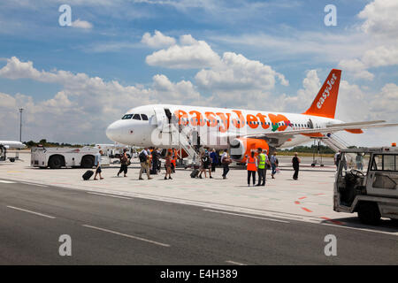 Passagiere, die zu Fuß zu Easyjet Flugzeug zum einsteigen. Stockfoto