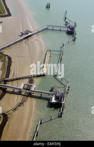 Luftaufnahme von Chemikalien arbeitet Steg in den Fluss Medway, Isle of Grain, UK Stockfoto