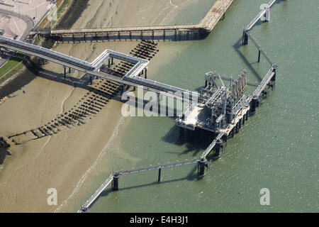 Luftaufnahme von Chemikalien arbeitet Steg in den Fluss Medway, Isle of Grain, UK Stockfoto