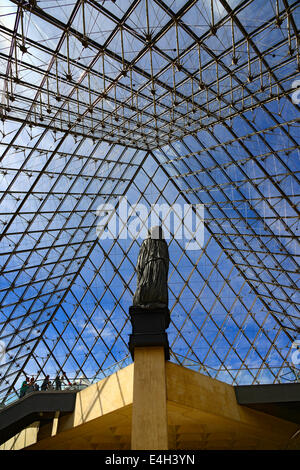 Pyramide des Louvre Museum Paris Frankreich Europa FR Stadt der Lichter Stockfoto