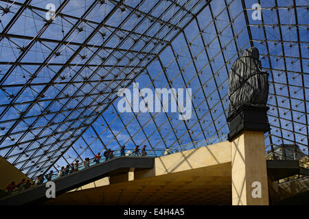 Pyramide des Louvre Museum Paris Frankreich Europa FR Stadt der Lichter Stockfoto