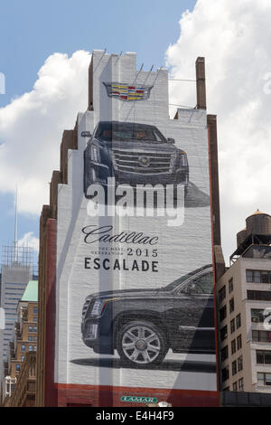 Kreative Cadillac Escalade 2015 Anzeige auf Seite des New Yorker Gebäude Stockfoto