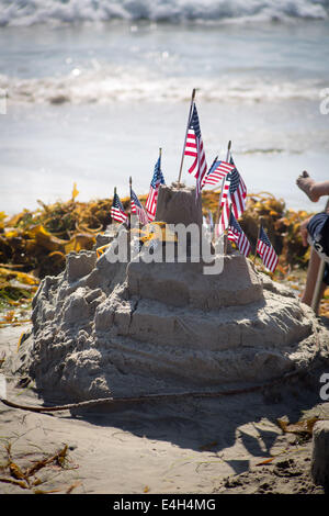 Sandburg dekoriert mit Sternen und Streifen am Pacific Beach, am vierten Juli 2014. Stockfoto