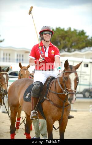 Sandbänke, Bournemouth, UK. 11. Juli 2014. 2014 Asahi British Beach Polo Championships Tag 1 Jul 11th. Wales Kapitän Ricky Cooper. Bildnachweis: Action Plus Sport Bilder/Alamy Live News Stockfoto