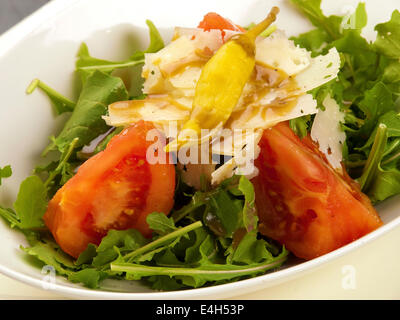 Rucola-Salat mit Tomaten und Parmesan Stockfoto