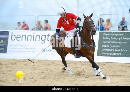 Sandbänke, Bournemouth, UK. 11. Juli 2014. Asahi British Beach Polo Championships Tag 1 Jul 11th. England gegen Wales. Roddy Matthews von Wales. Bildnachweis: Action Plus Sport Bilder/Alamy Live News Stockfoto