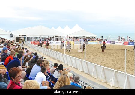 Sandbänke, Bournemouth, UK. 11. Juli 2014. Asahi British Beach Polo Championships Tag 1 Jul 11th. England gegen Wales. Bildnachweis: Action Plus Sport Bilder/Alamy Live News Stockfoto