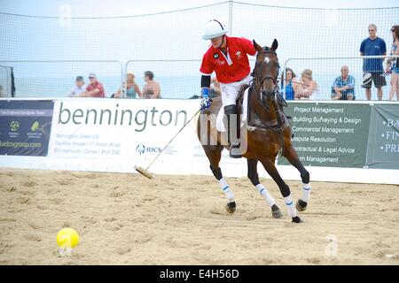 Sandbänke, Bournemouth, UK. 11. Juli 2014. Asahi British Beach Polo Championships Tag 1 Jul 11th. England gegen Wales. Roddy Matthews von Wales. Bildnachweis: Action Plus Sport Bilder/Alamy Live News Stockfoto