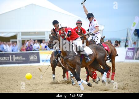 Sandbänke, Bournemouth, UK. 11. Juli 2014. Asahi British Beach Polo Championships Tag 1 Jul 11th. England gegen Wales. Bildnachweis: Action Plus Sport Bilder/Alamy Live News Stockfoto