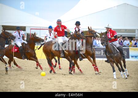 Sandbänke, Bournemouth, UK. 11. Juli 2014. Asahi British Beach Polo Championships Tag 1 Jul 11th. England gegen Wales. Ricky Cooper am ball für Wales. Bildnachweis: Action Plus Sport Bilder/Alamy Live News Stockfoto