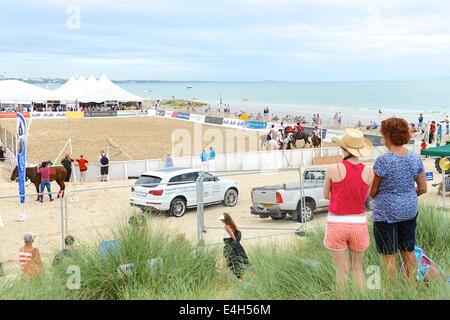 Sandbänke, Bournemouth, UK. 11. Juli 2014. Asahi British Beach Polo Championships Tag 1 Jul 11th. England (weiß) nehmen Wales mit Bournemouth im Hintergrund. Bildnachweis: Action Plus Sport Bilder/Alamy Live News Stockfoto