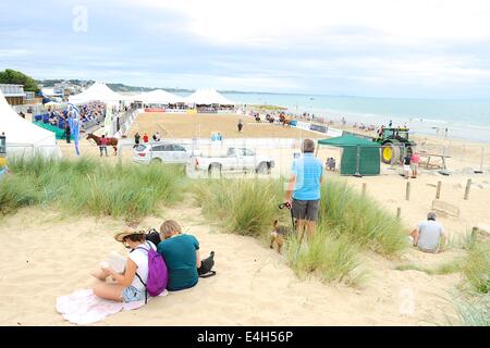 Sandbänke, Bournemouth, UK. 11. Juli 2014. Asahi British Beach Polo Championships Tag 1 Jul 11th. England (weiß) nehmen Wales mit Bournemouth im Hintergrund. Bildnachweis: Action Plus Sport Bilder/Alamy Live News Stockfoto