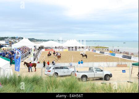 Sandbänke, Bournemouth, UK. 11. Juli 2014. Asahi British Beach Polo Championships Tag 1 Jul 11th. England (weiß) nehmen Wales mit Bournemouth im Hintergrund. Bildnachweis: Action Plus Sport Bilder/Alamy Live News Stockfoto