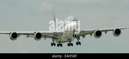 Testflug eines Airbus A380 in Hamburg am 4. Juli 2014. Das Flugzeug wird nach Katar geliefert werden. Stockfoto