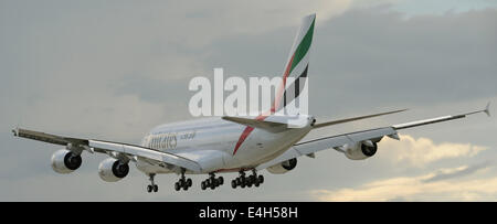 Airbus A380 Testflug am 4. Juli 2014 in Hamburg - Deutschland. Das Flugzeug wird Emirates Airline in Kürze übermittelt werden. Es werden die 50. A380 für Emirates. Stockfoto