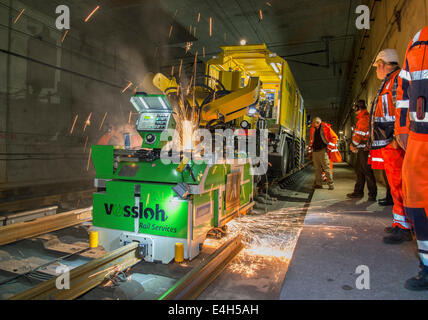 Schweißmaschine von Vossloh Rail Services Schweißen gelegt neu Gleise in einem Tunnel. Stockfoto