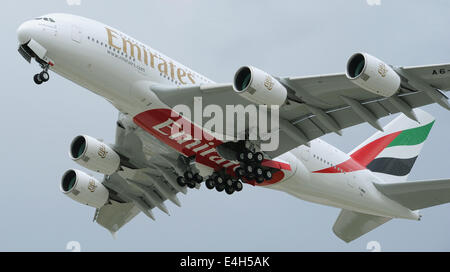 Airbus A380 Testflug am 4. Juli 2014 in Hamburg - Deutschland. Das Flugzeug wird Emirates Airline in Kürze übermittelt werden. Es werden die 50. A380 für Emirates. Stockfoto