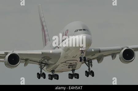 Testflug eines Airbus A380 in Hamburg am 4. Juli 2014. Das Flugzeug wird nach Katar geliefert werden. Stockfoto