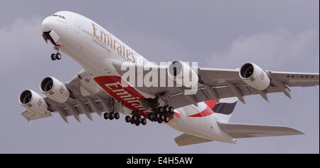 Airbus A380 Testflug am 4. Juli 2014 in Hamburg - Deutschland. Das Flugzeug wird Emirates Airline in Kürze übermittelt werden. Es werden die 50. A380 für Emirates. Stockfoto