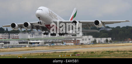 Airbus A380 Testflug am 4. Juli 2014 in Hamburg - Deutschland. Das Flugzeug wird Emirates Airline in Kürze übermittelt werden. Es werden die 50. A380 für Emirates. Stockfoto